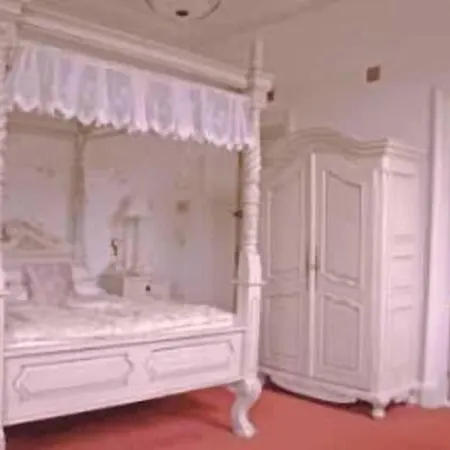 Wood Hall Hotell 2*