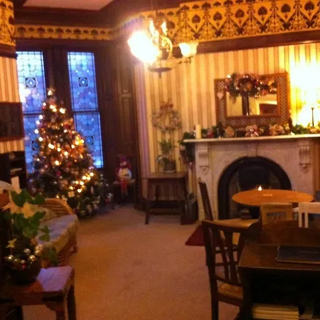 Wood Hall Hotel 2*